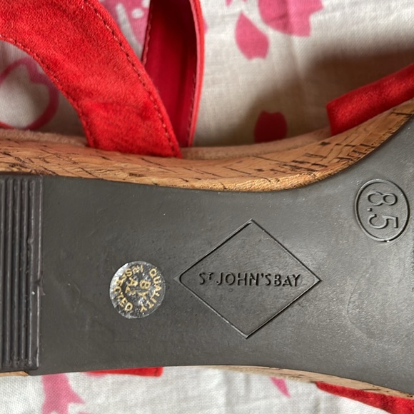 St. John’s Bay 8.5 red suede cork wedge Pasadena EUC cross toe sandal - Picture 6 of 8